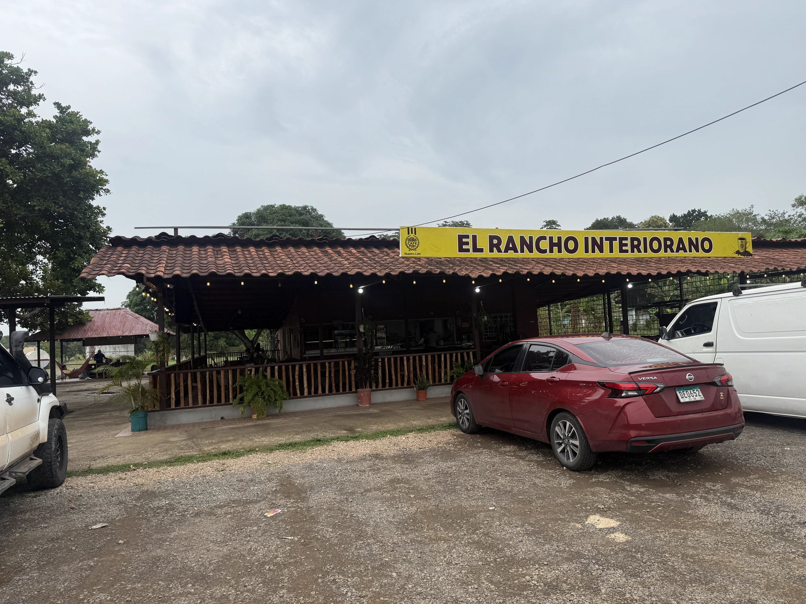 Fachada de El Rancho Interiorano en El Roble, con el letrero del negocio y luces cálidas en el techo