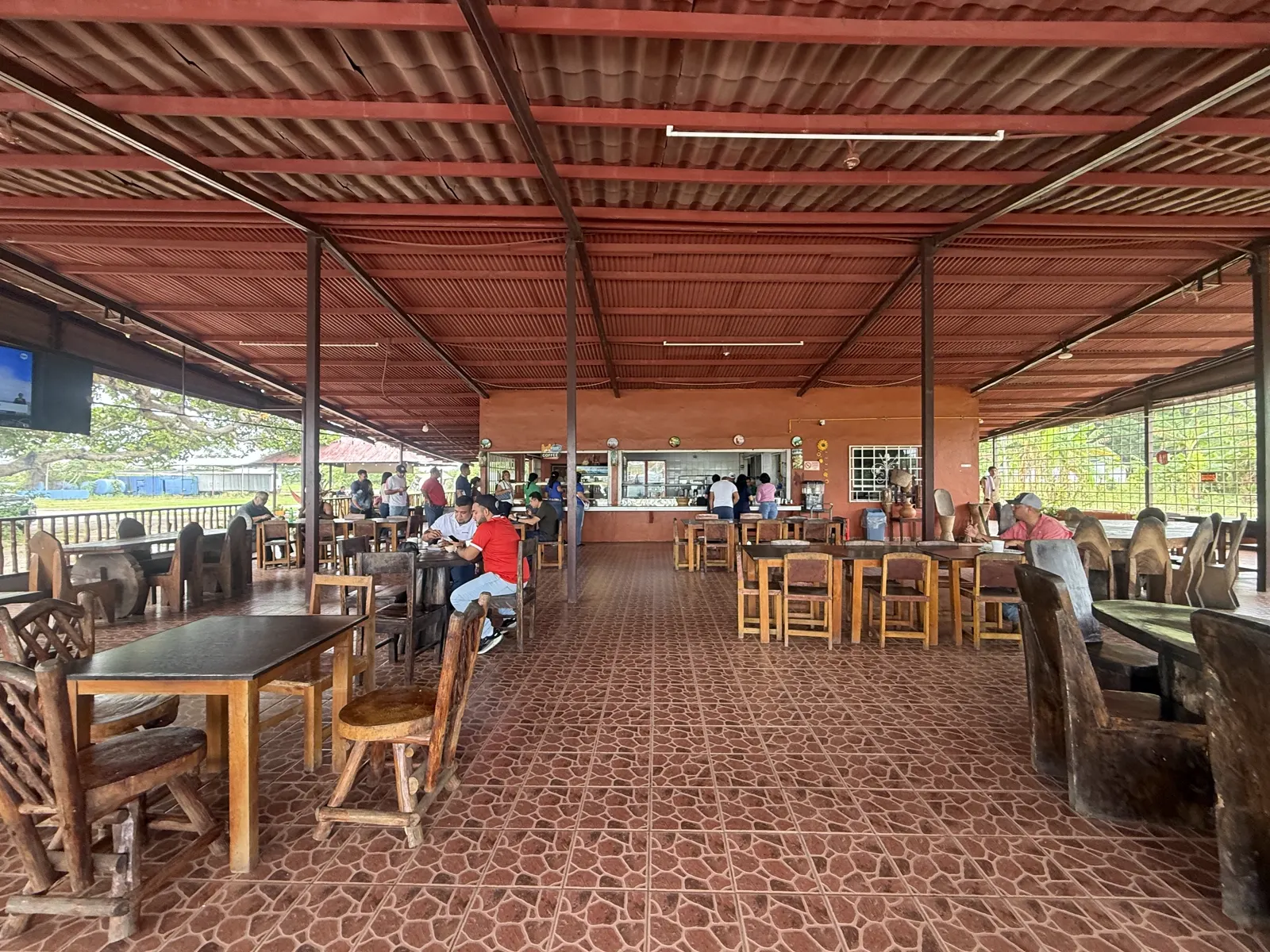 Ventanilla de despacho y área de bebidas del rancho en El Roble