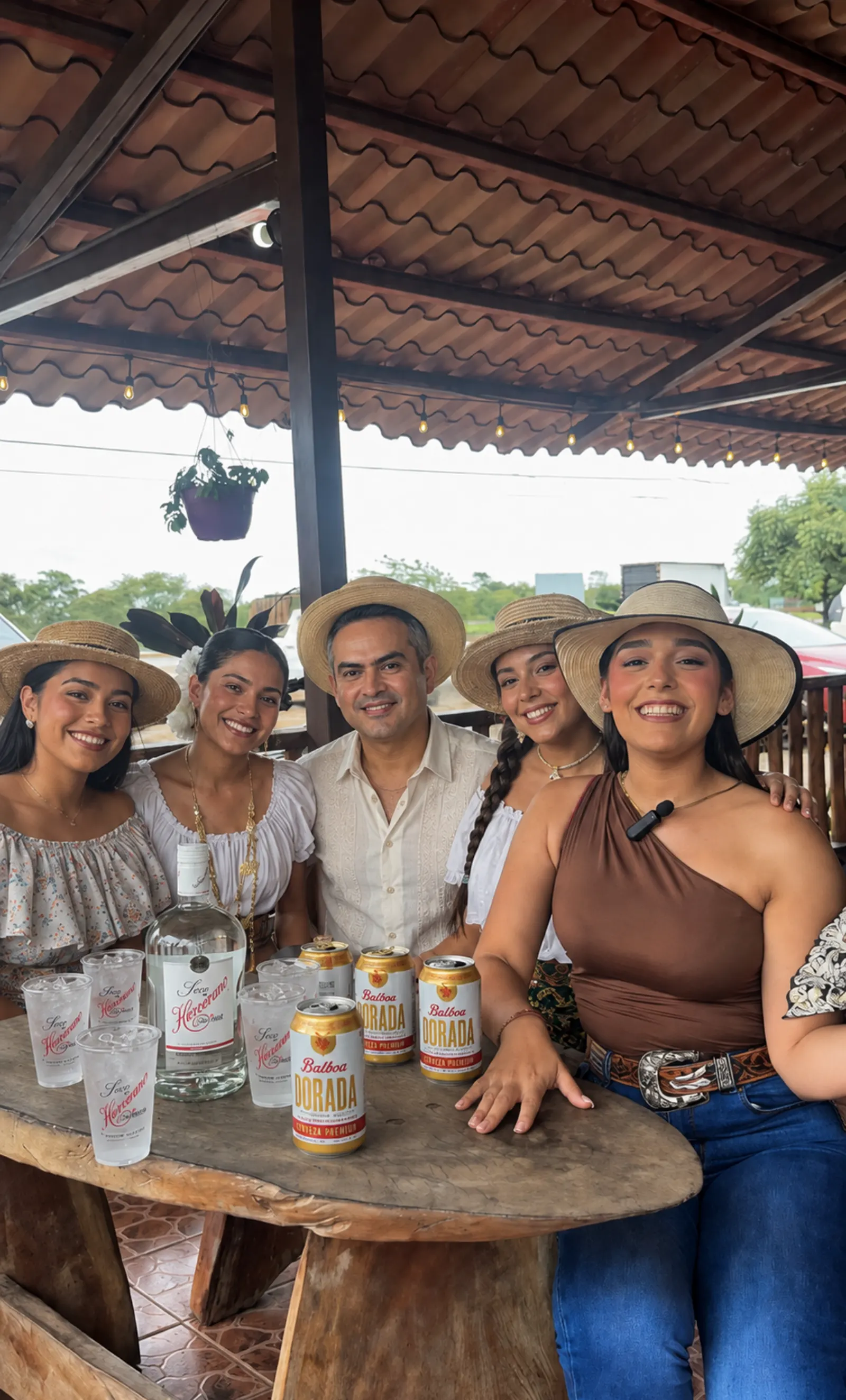 Grupo celebrando con bebidas de marca en traje típico