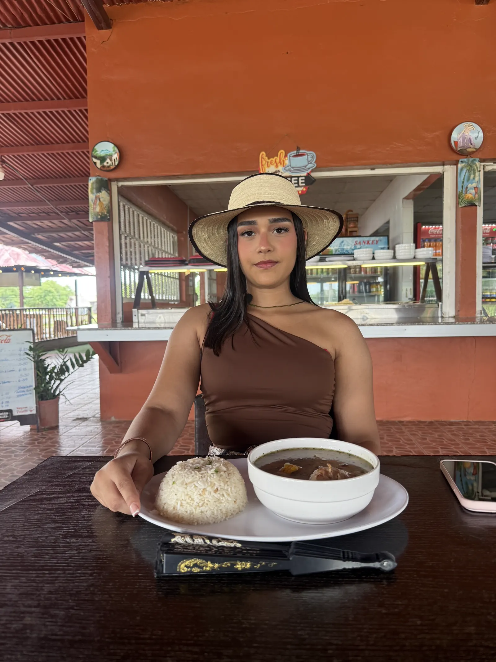 Plato de sopa con arroz servido en El Rancho Interiorano, El Roble