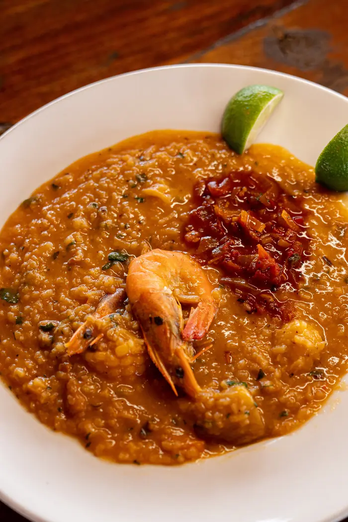 Guacho de mariscos con camaron y limon, mismo plato del menu compartido de El Rancho Interiorano